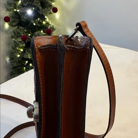 Like new! Patricia Nash Bella Leather Crossbody - Picture 5 of 15